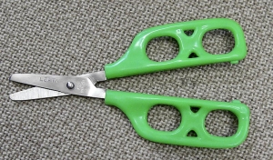 Nůžky pro dítě-leváka s otvory, které dítěti pomůžou při stříhání