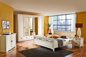 Ložnice Country Inn, postel (š. 180 cm, d. 200 cm), borovice masiv, bílý lak, cena 13 750 Kč (JMP)