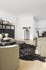 Zvířecí kožešina na podlaze nahradila klasický kusový koberec a stylově přispěla k doladění atmosféry bytu.