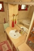 Také koupelna je provedena v teplých zemitých barvách a olšové dýze.
