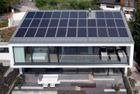 Celou jižní plochu střechy pokrývá kombinace solárních panelů a fotovoltaických článků – obojí systém Schüco.