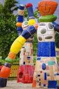 Osobité a technologicky ojedinělé venkovní keramické plastiky Alexandry Koláčkové lákají svou hravostí a výraznou barevností. Obří plastiky s názvem Táta a máma se hodí do zahrady i na dětské hřiště.