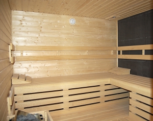 Dřevo jako přírodní materiál pochopitelně hraje hlavní roli i v interiéru sauny. Počínaje opláštěním stěn a stropu a konče podlahou a vybavením. Používá se například skandinávské dřevo (SAUNA PROJEKT).