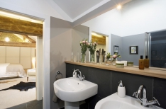 Každá ložnice má vlastní koupelnu. I zde převažují přírodní materiály – dubové dřevo, keramické obklady s dezénem břidlice a přírodní kámen.