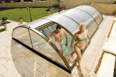 Zastřešení bazénu může mít atypické rozměry a tvary podle individuálního přání každého zákazníka (MOUNTFIELD).