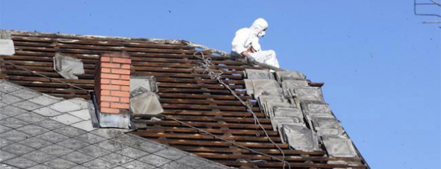 Při výměně staré eternitové střechy dodržujte normy bezpečnosti práce...