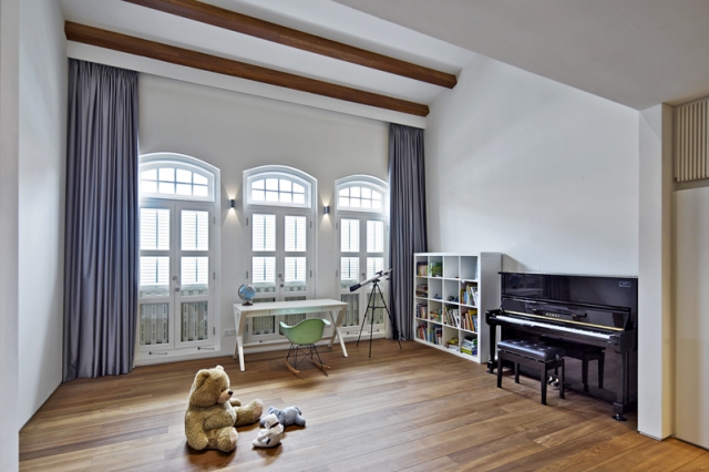 Pokoj v prvním patře s typickými okny do ulice je určen pro jedno ze dvou dětí, pro chlapce. Minimum nábytku v obytném prostoru je pro bydlení v tropických oblastech charakteristické. Úložné prostory bývají vestavěné .