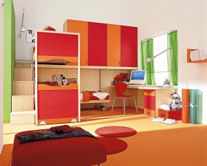 Dětský pokoj (Grupo Mab), jedno lůžko vyvýšené, šatní skříň, schody s úložným prostorem, pracovní stůl se zásuvkovým kontejnerem, cena sestavy 128 190 Kč (Locco).