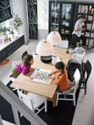 Do prostorné jídelny lze umístit velký jídelní stůl, který využijí i děti na hraní, stůl Norden (masiv/buk), cena 4 990 Kč, IKEA.