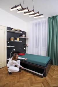 Pořiďte postel s integrovaným lůžkem, může se hodit třeba pro kamaráda, který neplánovaně zůstane přes noc. Postel s hliníkovými hranami, černé lamino, cena 47 000 Kč, DE.FAKTO Pořiďte postel s integrovaným lůžkem, může se hodit třeba pro kamaráda, který neplánovaně zůstane přes noc. Postel s hliníkovými hranami, černé lamino, cena 47 000 Kč, DE.FAKTO