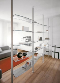 Dělicí stěna Evolution system (Cattelan Italia) je uchycená u podlahy a ke stropu, nosné části jsou vyrobeny z hliníku, police ze skla, rozměr 338 x 46 x 313 cm, cena 141 002 Kč, ABITARE Dělicí stěna Evolution system (Cattelan Italia) je uchycená u podlahy a ke stropu, nosné části jsou vyrobeny z hliníku, police ze skla, rozměr 338 x 46 x 313 cm, cena 141 002 Kč, ABITARE