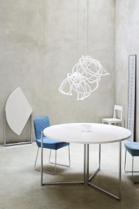 Stůl F2 (LIGNE ROSET), design Nils Frederik, bílý lak, ořech, průměr 125 cm, výška 75 cm, cena v bílém laku 48 510 Kč. Cena v ořechu 53 050 Kč, LIGNE ROSET Stůl F2 (LIGNE ROSET), design Nils Frederik, bílý lak, ořech, průměr 125 cm, výška 75 cm, cena v bílém laku 48 510 Kč. Cena v ořechu 53 050 Kč, LIGNE ROSET