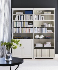 Knihovna s dvířky ze série Liatorp, cena 7 990 Kč/ks (IKEA) Knihovna s dvířky ze série Liatorp, cena 7 990 Kč/ks (IKEA)