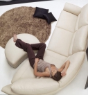 Taburet z kolekce Klaus (Natuzzi), kůže, cena od 11 200 Kč, NATUZZI