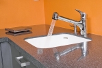 Kuchyňský nábytek (NOLTE) je vybaven pracovní deskou z materiálu Staron v odstínu nebula. Cena 31 750 Kč, ATELIER PEDRO