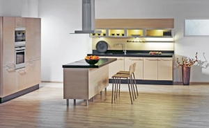 Světlý kuchyňský nábytek zajímavě oživí silná deska ve výrazném barevném provedení. Kuchyňská sestava Etna s pracovní deskou z HI-MACSU. Cena od 10 000 Kč/bm, KORYNA