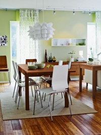 Jídelní stůl Bjursta pořídíte za 3 990 Kč, židle Gilbert za 998 Kč (IKEA)