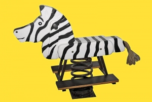 Pružinové houpadlo Zebra (dopadová plocha – trávník 3 x 3 m) je vyrobeno z kvalitního smrkového dřeva, impregnovaného proti plísním a hnilobě. Cena od 9 000 Kč (ODYSEA ŠVEC)