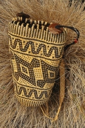 Pletenina z ostrova Borneo – batůžek na záda v domorodém provedení. Je hezký, praktický a dodnes ho místní lidé používají jako zavazadlo