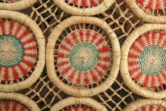 Vzor na tašce z rafiových vláken, tato pletenina byla vyrobena na ostrově Madagaskar