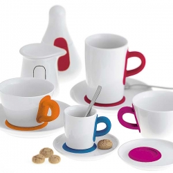 Moderní bílou kuchyň skvěle doladí bílé nádobí s barevnými detaily. Hledejte na www.homeart.cz Moderní bílou kuchyň skvěle doladí bílé nádobí s barevnými detaily. Hledejte na www.homeart.cz