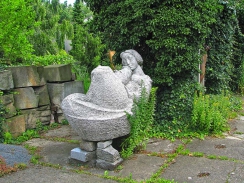Dívka (Miroslav Hudeček), vytesaná v kameni a těsně před dokončením, vítá návštěvníky hned za vchodem na zahradu