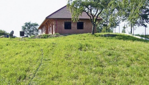 Velká zahrada protkaná cestami
