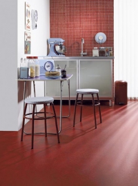 Sytě rudý odstín dekoru Marmoleum® home H18 se výborně hodí i do menších kuchyní, barevnost dekoru chrání povrchová úprava Topshield, cena (bez DPH) 595 Kč/m2