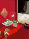 S prodejem stojacího klozetu se pro český trh nepočítá, ale závěsné klozety budou vybavené ergonomicky tvarovaným WC sedátkem s postranními držátky (na obrázku)