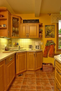 Kuchyňská linka od Sykory s rámovými dvířky z olšového dřeva se stylově přizpůsobuje domu