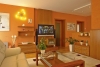 Interiér obývacího pokoje je zařízen nábytkem s třešňovou dýhou, vyrobeným na zakázku podle návrhů paní domu.