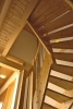 Do podkroví vede smrkové schodiště, které by pro měkkost materiálu majitel raději nahradil bukovým nebo dubovým.