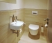 Toaleta je umístěná v přilehlé místnosti, závěsný klozet iCon se sedátkem s pozvolným sklápěním, cena 13 122 Kč.
