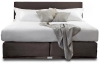 Dvoulůžková postel z kolekce Savoir (Savoir Beds), design každé postele vzniká podle indivi­duálních požadavků klienta, cena 738 000 Kč, VÁGNER DESIGN.
