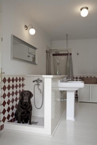 Koupelna je vybavena sprchou pro psy, jejíž vybavení stejně jako zbytek koupelnového zařízení nese značku Villeroy &amp; Boch.