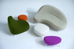 Taburety Saruyama Islands (Moroso, design Toshiyuki Kita), rozměry 66 x 57 x 35 nebo 85 x 50 x 35 cm, pestrobarevné čalounění, bílé podnoží, cena od 19 858 Kč, KONSEPTI.