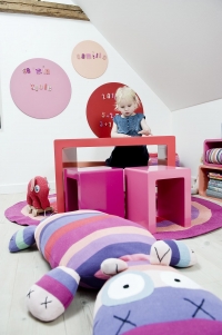 Dětské pracovní místo (Sebra), určeno pro předškolní děti, barva fialová a modrá, cena od 3 500 Kč, SPACE4KIDS.