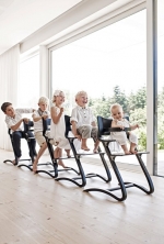 Variabilní vysoká jídelní židle (Leander), pro děti od 6 měsíců, odpružená, výškově nastavitelná, vhodná i pro dospělé, materiál lisovaný buk, vodou ředitelný lak, cena 5 500 Kč, KIDS LOVE DESIGN.
