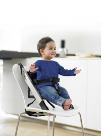 Flexibilní dětská židle HandySitt (Minui), ruční výroba, materiál bříza, pro děti až do pěti let, ideální na cestování, dokonale skladná, cena 2 171 Kč, MALVIK.