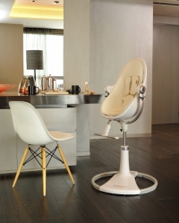 Otočná jídelní židlička Fresco loft (Bloom), lze využít jako kolébku pro děti do 6 měsíců nebo jako židličku ke stolování a hraní, odnímatelný pult a koženkové čalounění, nosnost 36 kg, cena od 9 663 Kč, FORBABY.