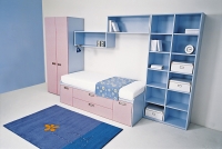 Mandal – postel v designu borovice a černý lak, šíře 240 cm, cena od 2 490 Kč (IKEA).