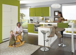 Řada C2 program Nova (Schüller), bílý umělý povrch a zelená, nerezová madla, pracovní deska v dekoru dřeva, cena včetně spotřebičů.