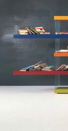 Knihovna Air, design Daniele Lago, nosné prvky z transparentního skla, rozměry 311 x 171 x 41 cm, cena 94 709 Kč (LAGOSTORE).