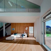 Zařízení domu v duchu minimalismu. Jednoduché a čisté linie dávají vyniknout otevřeným prostorům.