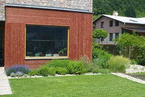 Obytné prostory domu jsou důmyslně propojeny se zahradou.