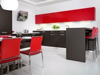 Kuchyňská sestava Compact, kombinace tmavé matné fólie webe s lesklou červenou fólií, integrované úchyty, horní výklopné skříně Aventos, židle Eden.