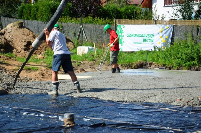 6) Na stavbě pokračuje betonáž současně se zpracováním betonu do roviny základové desky.