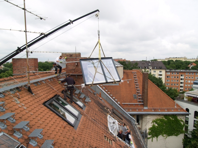 Montáž posuvného střešního okna Solara v Mnichově – jeřábnické práce.