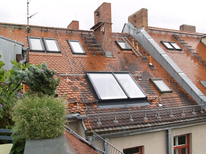 Montáž posuvného střešního okna Solara v Mnichově – nově zabudované okno vypadá, jako by bylo ve střeše odjakživa.
