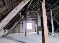 Krov je poměrně rozsáhle napaden dřevokazným hmyzem. Zpráva také hovoří o nutné výměně minimálně 1/3 konstrukčních prvků. Krov je poměrně rozsáhle napaden dřevokazným hmyzem. Zpráva také hovoří o nutné výměně minimálně 1/3 konstrukčních prvků.